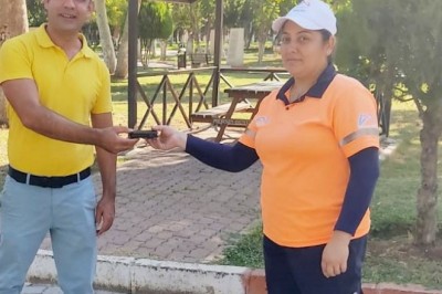 Parkta bulduğu cüzdanı, sahibine teslim etti