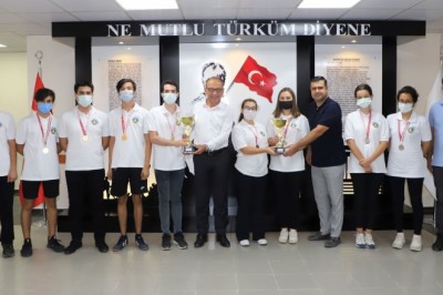 Satranç şampiyonlarından Başkan Akın’a ziyaret