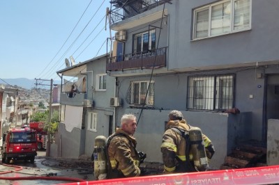 İzmir’de ev alevlere teslim oldu
