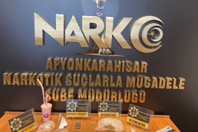 Şüphe üzerine durdurulan araçta 2 kişi uyuşturucu maddeler ile yakalandı