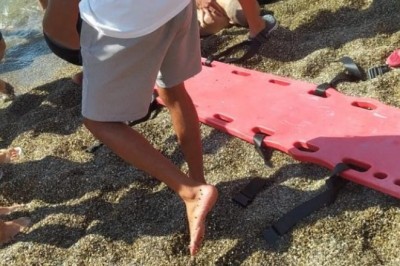 Plajda boğulma tehlikesi geçiren şahsı ekipler kurtardı