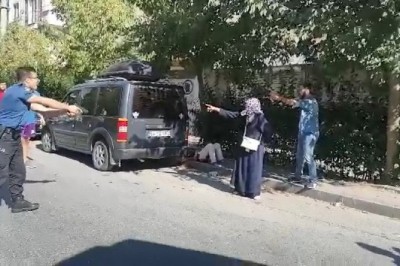 Polis saldırgana uyarılarda bulunarak elindeki bıçağı zorla yere attırdı