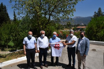 Azerbaycanlı ateş savaşçılarına Türk milli takım forması hediye edildi