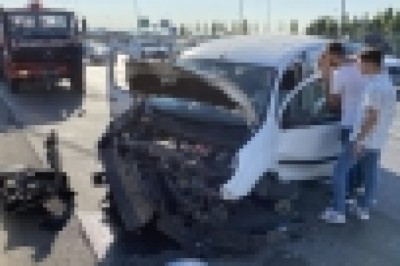 Fatih’te kazaya karışan sürücü şoka girip aracından çıkamadı