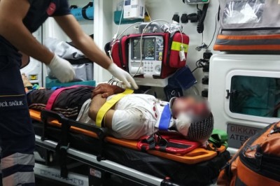 Hafif ticari araç ile motosiklet çarpıştı: 1 yaralı