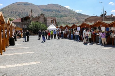 Maharetli Eller yapıyor, pazarda alıcısıyla buluşuyor