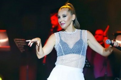 Ünlü sanatçı Funda Arar: 