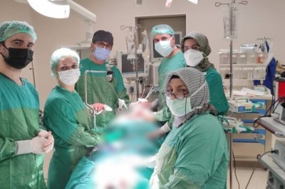 Kitle nedeni ile nefes darlığı ve yutma güçlüğü çeken hasta Fethi Sekin Şehir Hastanesi’nde sağlığına kavuştu