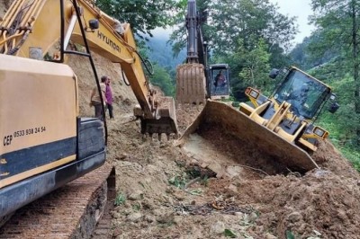 İş makinesini kurtarmaya gelen vinci iş makineleri kurtardı