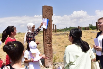 Öğrenciler tarihi mezar taşlarının üzerindeki sembolleri çizdi