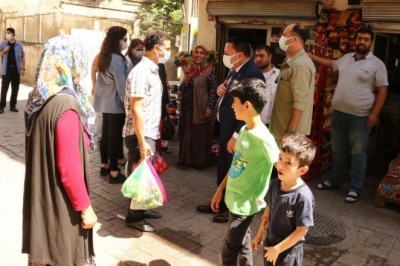 Bağlar’da kaderlerine terk edilen iki aile ve beş çocuğa Başkan Beyoğlu yardım eli uzattı