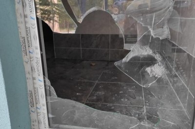 Yeni yapılan tuvaletin giriş kapısının camını kırdılar