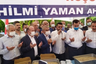Ankaralılar hemşehrilerine aşure dağıttı