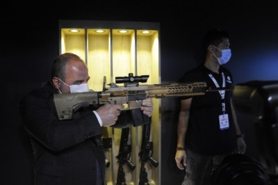 Bakan Varank 15’inci Savunma Sanayi Fuarı’nı ziyaret etti