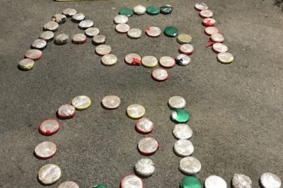 Ele geçirdikleri eroin maddesiyle ‘aşı ol’ yazıp, çağrıda bulundular