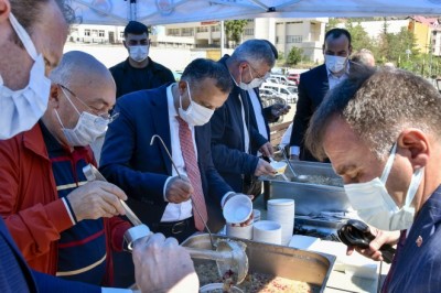 Gümüşhane’de vatandaşlara aşure ikram edildi