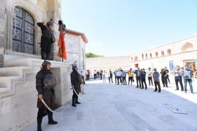 Konya'da her cuma Selçuklu Sultanlarına saygı nöbeti tutuluyor