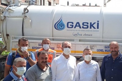 Afet bölgesindeki büyükşehir ekiplerini Cumhurbaşkanı Yardımcısı Oktay ve Bakan Gül ziyaret etti