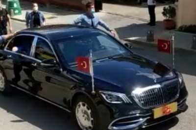 Cumhurbaşkanı Erdoğan, Üsküdar'da çocuklara oyuncak dağıttı