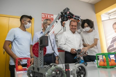 Seçer, ‘Kadın ve Çocuk Bilim, Teknoloji Atölyesi’nde gençlerle buluştu