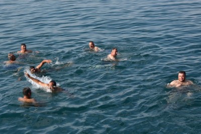 Ahlatlılar güne Van Gölü’nde yüzerek başlıyor
