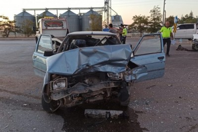 Aksaray'da hafif ticari araç ile otomobil çarpıştı: 5 yaralı