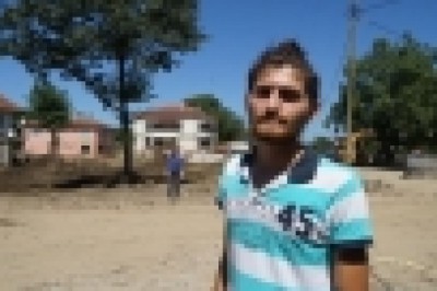 Boyunu aşan sel sularına rağmen sörf tahtasıyla 4 kişiyi kurtardı