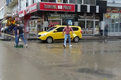 Kars’ta caddeler gölete döndü