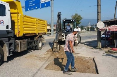 Asfalt yamalama devam ediyor