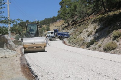 Büyükşehirden Kaş’ın Sütleğen grup yoluna asfalt
