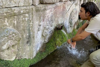 Görenler şok oldu... 2 bin yıllık lahitten 150 yıldır su akıyor