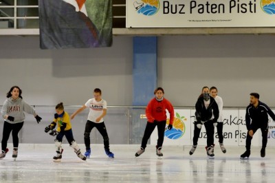 Muratpaşa'nın Dağyakası buz pisti yeniden açıldı