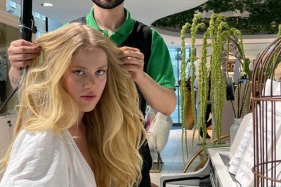 Piyano çalarken saçlarını yaptırdı