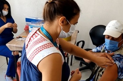 Sağlık ekipleri, köy köy gezerek vatandaşları Covid-19'a karşı aşılıyor