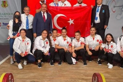 Başkan Özcan Avrupa Şampiyonu Burcu’yu tebrik etti