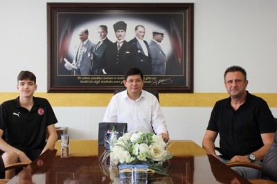 Başkan Özcan, Türkiye Basketbol Milli Takımı’na seçilen Ersöz'ü ağırladı