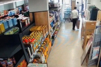 Rahat tavırları pes dedirtti: Müşteri kılığında girdikleri marketten elektronik eşya çalarak çıktılar