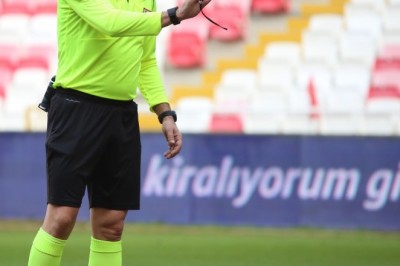 Başakşehir-Kayserispor maçını Öğretmenoğlu yönetecek