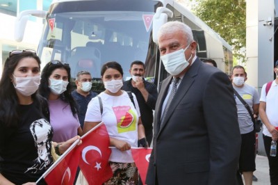 Başkan Atay ve belediye personelleri, zafer için yürüdü