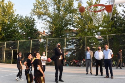 Başkan Bakkalcıoğlu gençlerin turnuva heyecanına ortak oldu