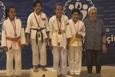 Minik judocular minderde