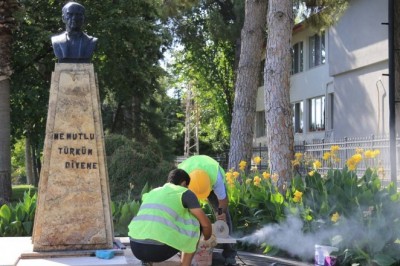 Pamukkale Belediyesi Atatürk Büstü’nü yeniledi