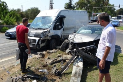 Hurdaya dönen araçlardan burunları bile kanamadan çıktılar