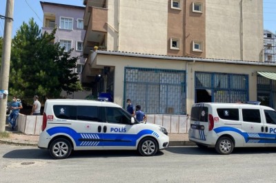 Tartıştığı dükkan sahibini falçatayla yaraladı