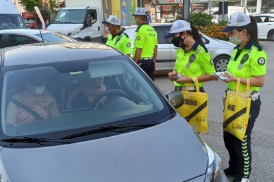 Tek tek araç sürücülerine hayat kurtaracak kuralları hatırlattı