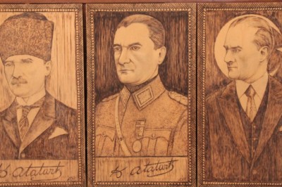 1 buçuk milyon kağıdı yapıştırarak resim yaptı