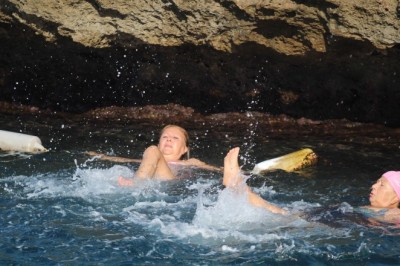 Antalya'da yaşları 20 ile 70 arasında değişen kadınlar, denizde su jimnastiği ile forma giriyor