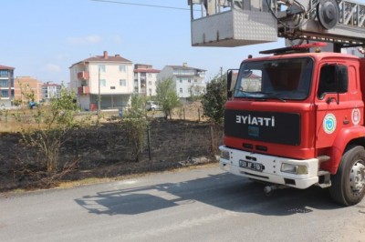 Boş arazide çıkan yangın kontrol altına alındı