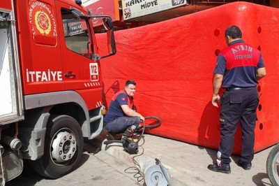 Çatıya çıkıp bağırmaya başladı, görevliler dışında kimse aldırış etmedi