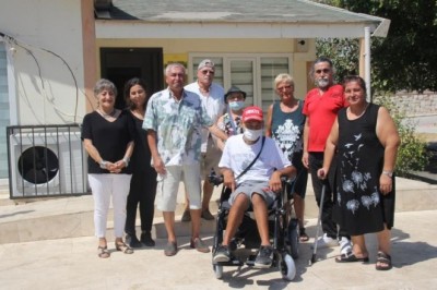 Didim’de site sakinleri bu yıl iki engellinin yüzünü güldürdü